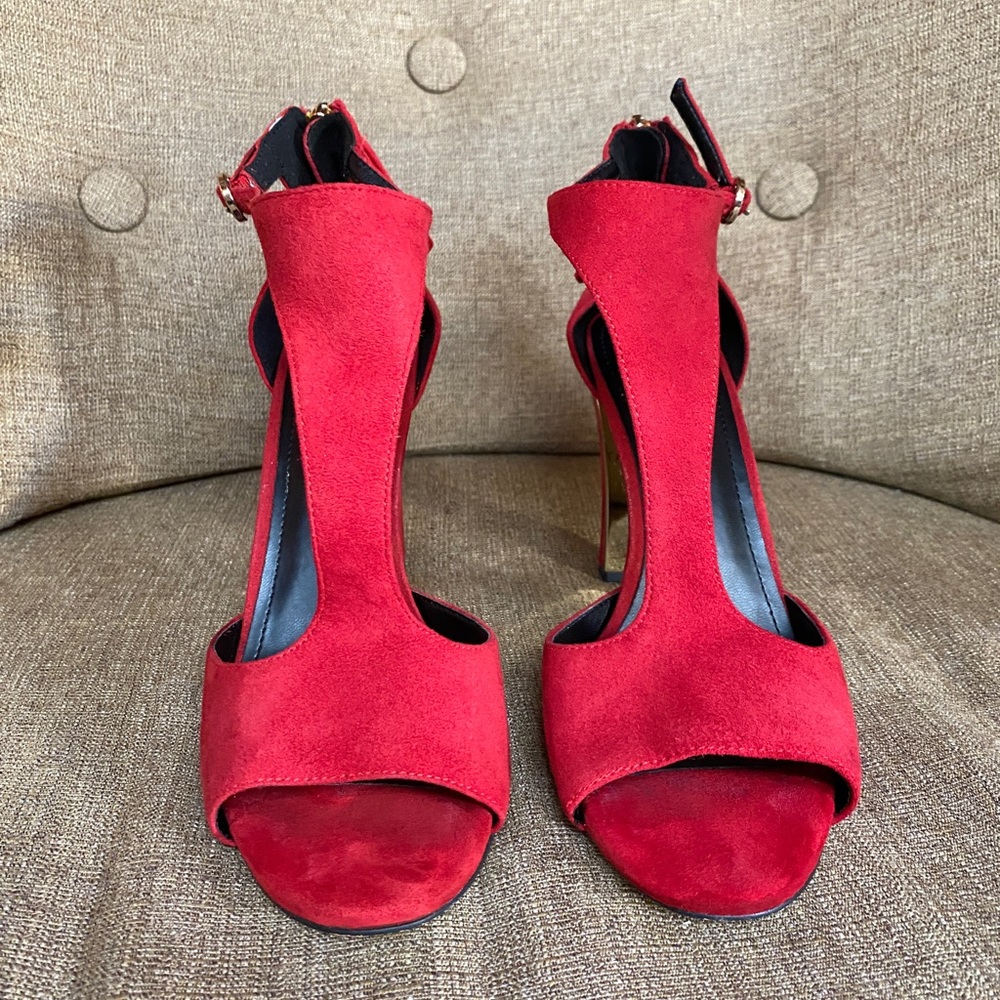DKNY Colby T-Strap Platform Heel Sandals Red Suede Gold Detail Size 8.5